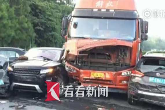 视频：只因看了一眼“开太慢的前车司机”长啥样 他一连撞了9辆车