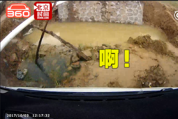 真坑人！路有大坑未设警告标识?司机连人带车翻跟头