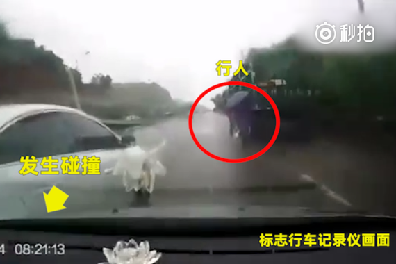 危险！两辆轿车疯狂“斗气” 险些撞伤路人