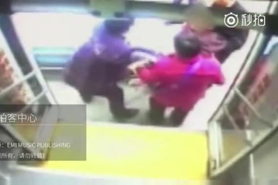 老人昏迷老伴急哭，公交车变救护车