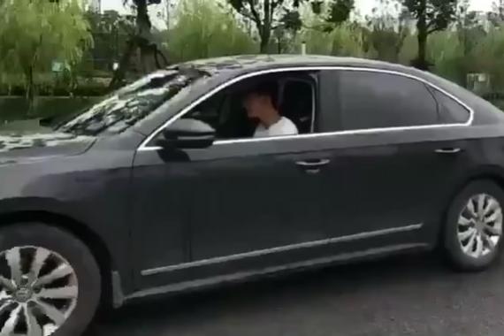 视频：自己追尾自己？老司机怎么做到的？