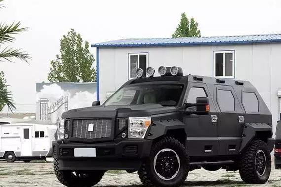 这款SUV顶三辆奔驰G级，气势碾压路虎，不知道还以为是装甲车！