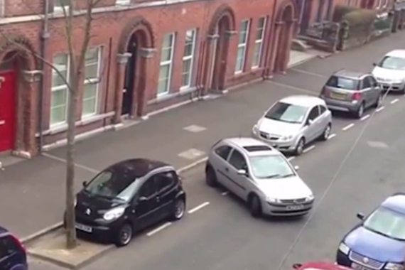 视频：女司机入库成功的一刻，整个街道都沸腾了！