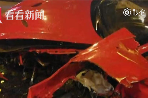 男子开法拉利狂飙行驶 车女子摄录视频