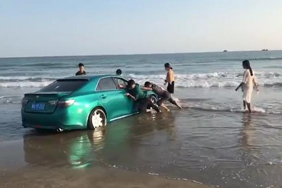 改装丰田锐志海滩撒野陷车