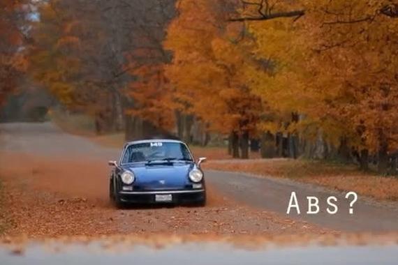 一辆古老的保时捷911跑车