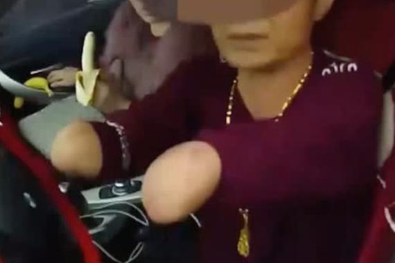 无牌宝马高速狂飙155km/h！警察截停发现司机没有手