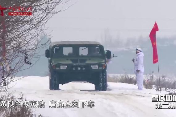 视频：雪地里换个轮胎，这几个战士拼了半条命