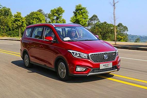 堵车不再犯怵 试驾长安凌轩1.5T自动挡