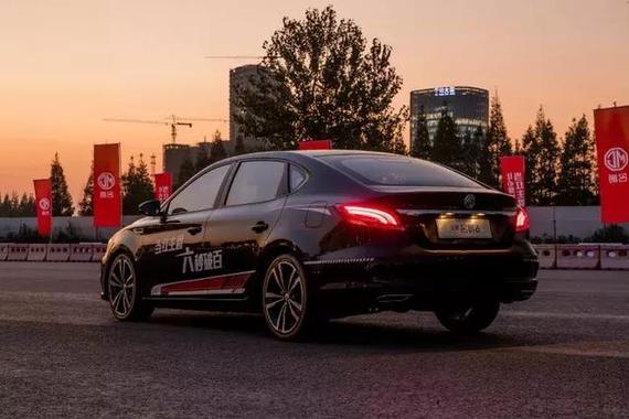 体验全新名爵6手动挡性能版：有颜值和速度，就已足够