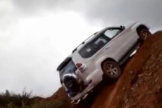 视频：实拍丰田霸道爬坡，真是吊炸天！