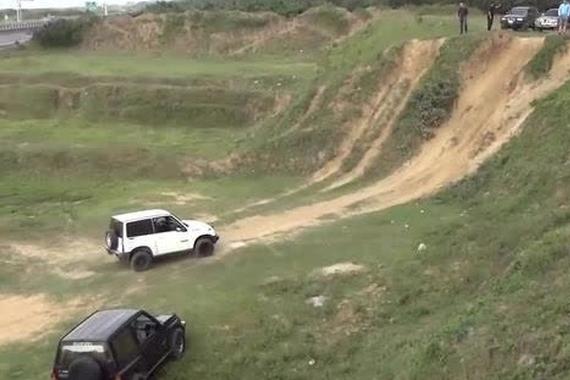 视频：女司机开Jeep牧马人爬陡坡!结果悲剧了
