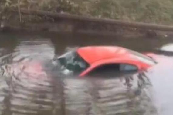 视频：司机开车玩手机 200万玛莎拉蒂冲进水塘