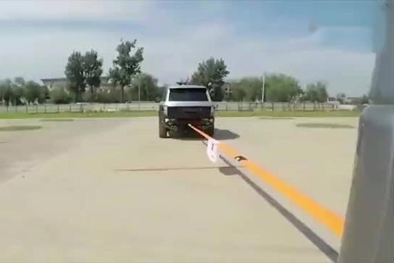 奔驰G和揽胜拔河比赛，猜猜谁赢了？