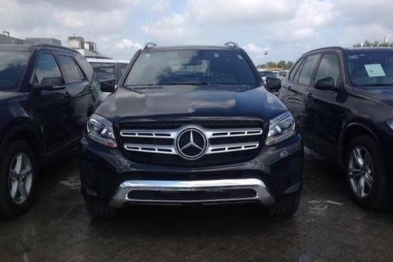 18款奔驰GLS450采用了最新的家族设计风格