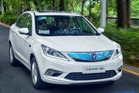 充电45分钟五环跑2圈半 试驾新长安逸动 EV300