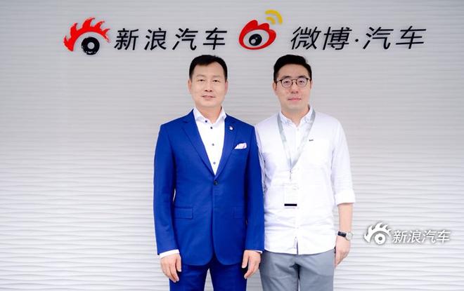 北京梅赛德斯-奔驰销售服务有限公司高级执行副总裁 梅赛德斯-奔驰星愿基金管委会主席 李宏鹏先生(左)