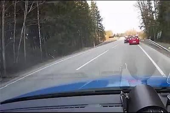 视频：国外警察是如何拦截危险车辆的，动作娴熟，眼疾手快！