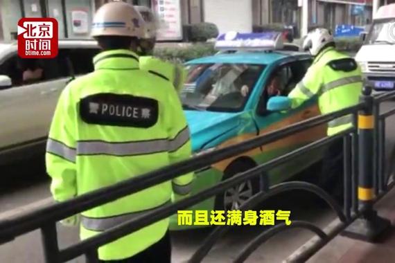 醉驾司机问交警“你信不信邪”交警：我姓李