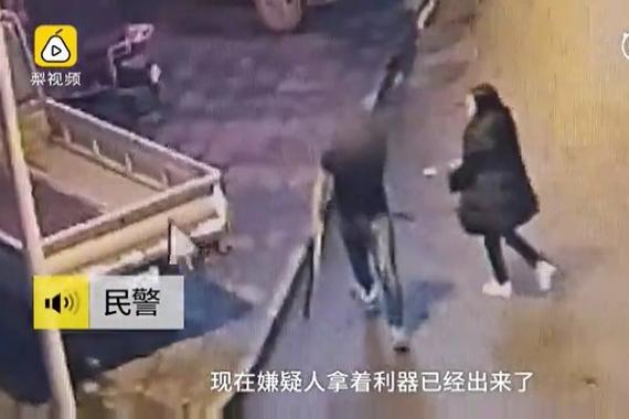 醉汉不满女司机鸣笛 狂踩奥迪新车