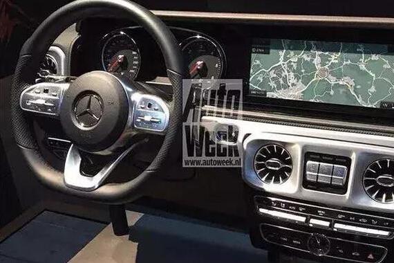 奔驰新G内饰曝光，怀档设计，更方便与副驾驶女神互动