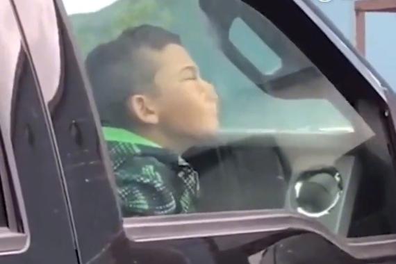 视频：笑惨了！沉浸在汽车里的小男孩