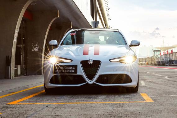 与女神“阿罗”在赛道中邂逅