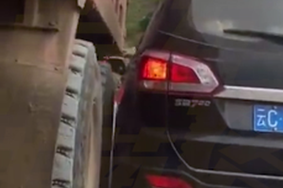 视频：老司机错车，这距离感服气！