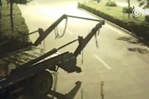 视频：过路行人在经过货车后方时，更要多加注意..