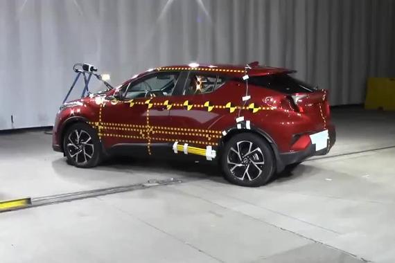 这次你放心吗？五星安全评定 丰田C-HR侧面碰撞测试