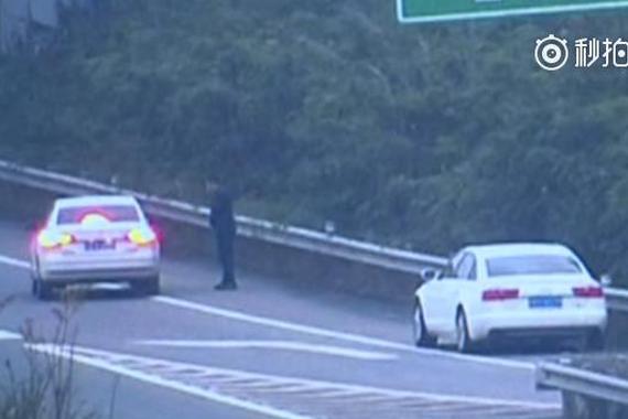 没有现金缴费？豪车司机高速路口疯狂拦车只为要钱