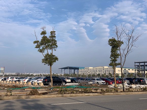 直击上海特斯拉复工首日:单人座大巴运送员工入厂