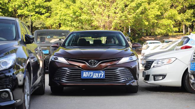 经测量,凯美瑞两侧仅剩余15cm不到的空隙