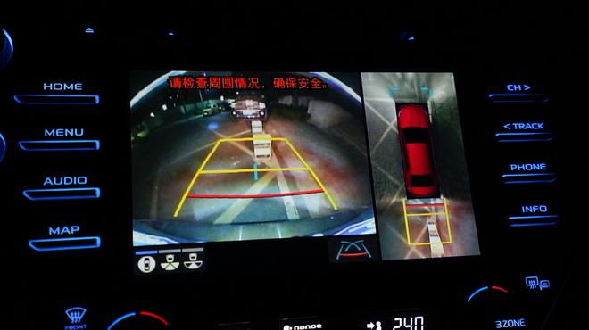 灯光极其昏暗停车场,只能通过PVM全景监控系统来判断障碍物