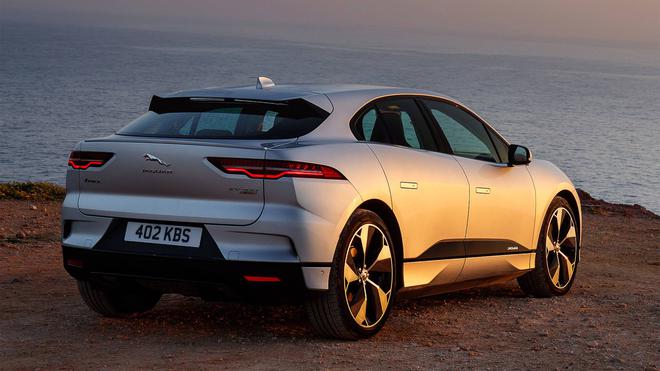 捷豹I-Pace采用类似设计,后备箱盖向下深入到后保险杠外盖中