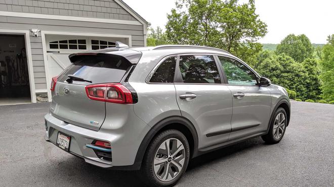 起亚Niro电动版后备箱盖与保险杠也是相互分开的