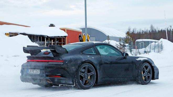 全新保时捷911 GT3 RS路测谍照曝光 配置中心锁定轮与中置双出排气