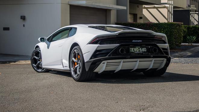 （图：现版Huracan Evo）