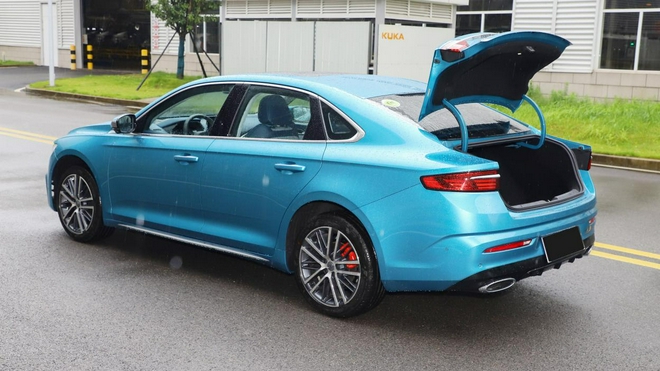 要空间也要动力 家轿选奔腾B70 2.0T还是吉利星瑞