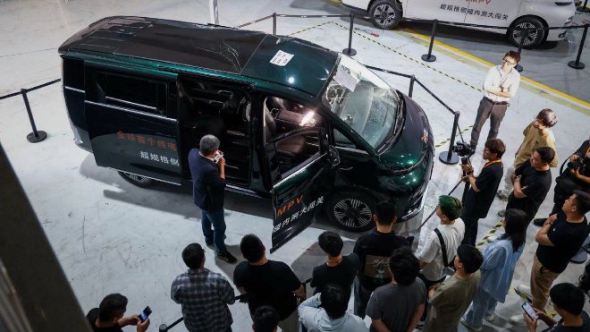 全球首个纯电MPV双柱侧碰 LEVC诠释“无安全 不豪华”