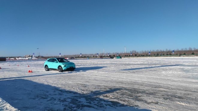 2024一汽奔腾查干湖冰雪体验 试驾悦意03及B70黑骑士