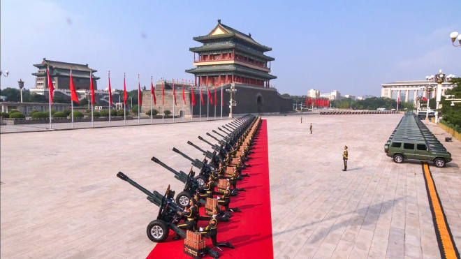 再次担纲阅兵礼炮牵引车 北京越野护航抗战胜利80周年阅兵盛典