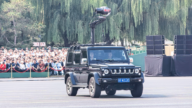 再次担纲阅兵礼炮牵引车 北京越野护航抗战胜利80周年阅兵盛典