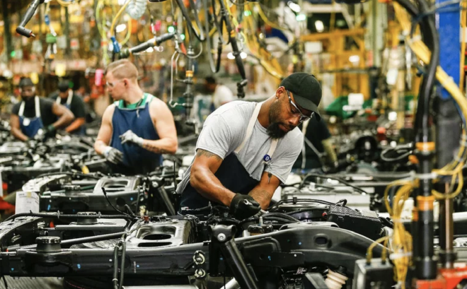 美国汽车工人联合会在与底特律车企的谈判中要求为工人涨薪40%