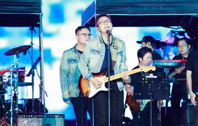 小鹏汽车联合创始人兼总裁夏珩等高管现场献唱助兴