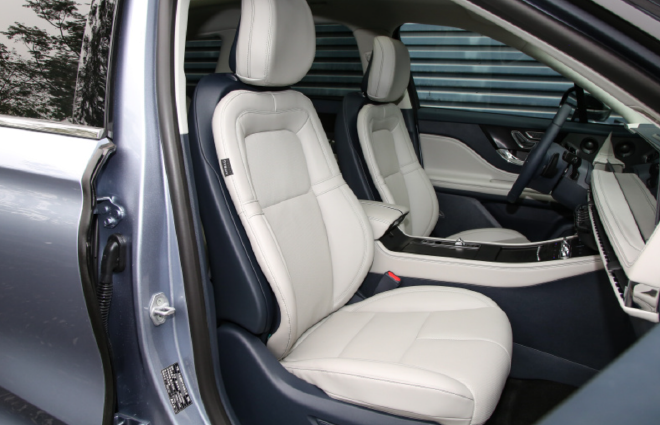 焕新更显豪华 试驾全新林肯冒险家和航海家