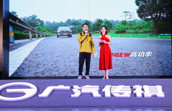 传祺GS3老车主章兴潮(左)现场分享用车体验