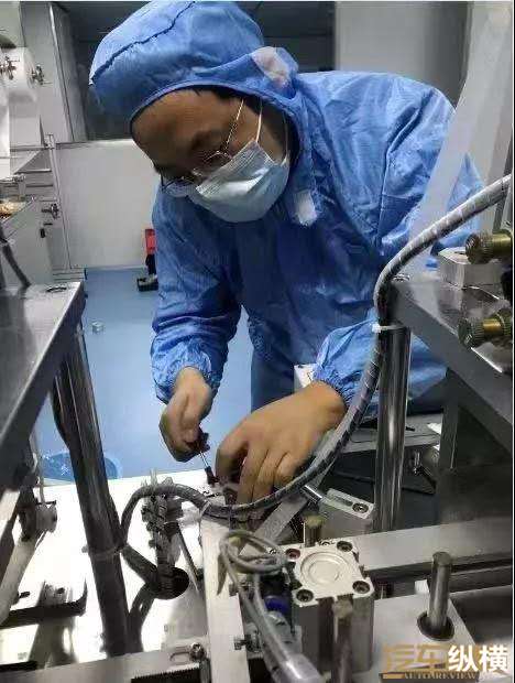宁德时代工程师为口罩厂家维修故障设备