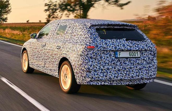 斯柯达SCALA路试谍照曝光 明年3月发布