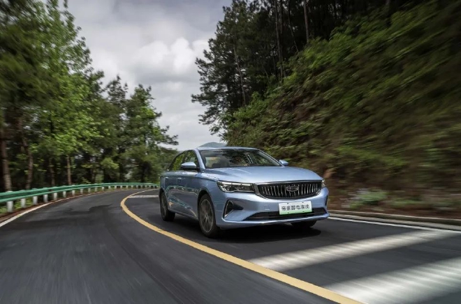 吉利汽车发布上半年财报:核心财务指标改善 新能源智能化全面转型